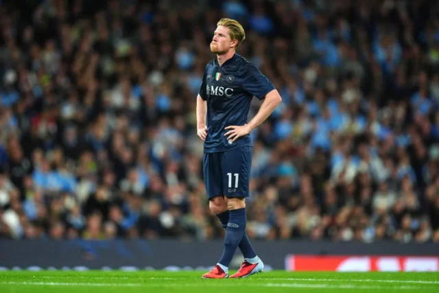 Ekspresi gelandang SSC Napoli Kevin De Bruyne saat ditarik keluar menit ke-26 dalam laga melawan mantan klubnya, Manchester City, di Etihad Stadium, Manchester, Jumat dini hari WIB (19/9). (Foto: So Foot)