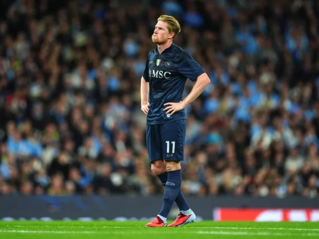 Ekspresi gelandang SSC Napoli Kevin De Bruyne saat ditarik keluar menit ke-26 dalam laga melawan mantan klubnya, Manchester City, di Etihad Stadium, Manchester, Jumat dini hari WIB (19/9). (Foto: So Foot)