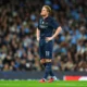 Ekspresi gelandang SSC Napoli Kevin De Bruyne saat ditarik keluar menit ke-26 dalam laga melawan mantan klubnya, Manchester City, di Etihad Stadium, Manchester, Jumat dini hari WIB (19/9). (Foto: So Foot)