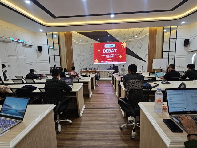 Suasana debat calon Lurah Awardee LPDP Unair, Selasa (28/10). (Foto: Dok FE Unair)