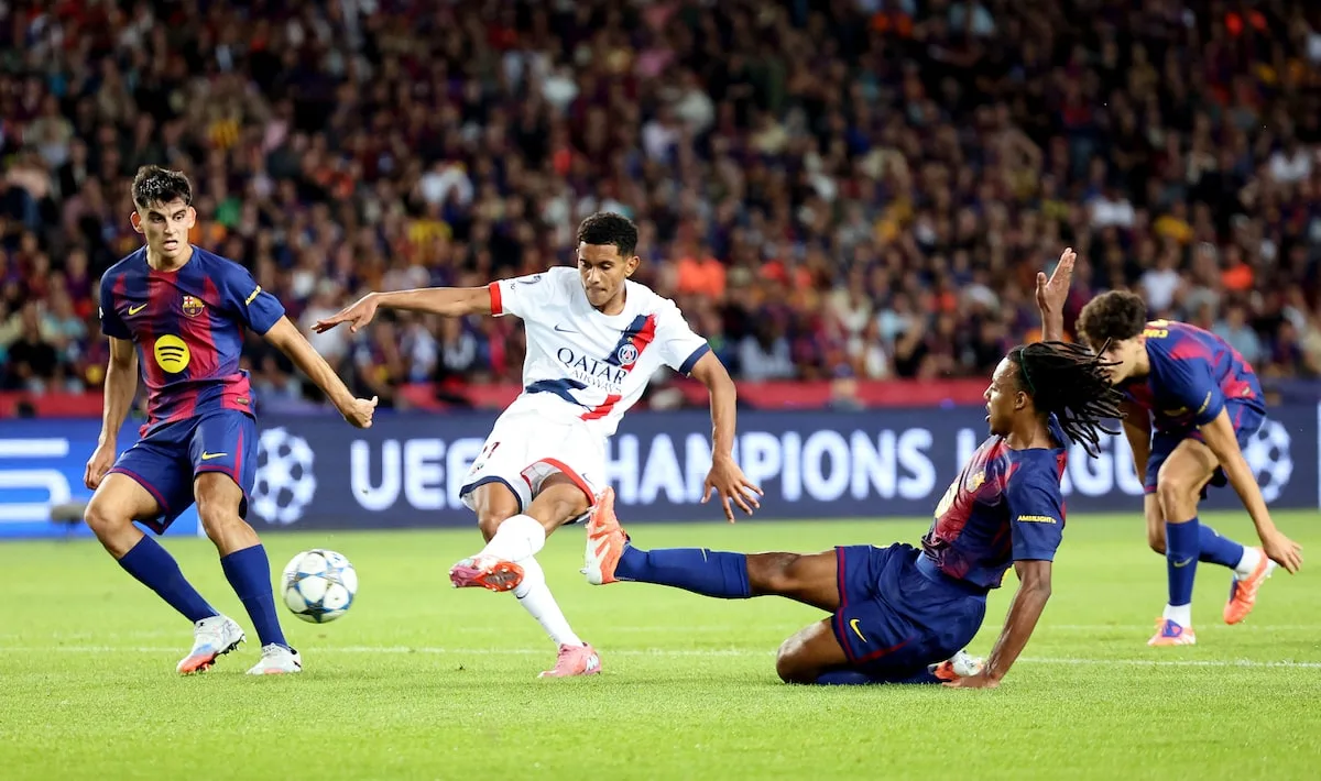Upaya bek-bek FC Barcelona menghalau upaya pemain Paris Saint-Germain (PSG) mencetak gol dalam laga di Estadi Olimpic Lluis Companys, Barcelona, Kamis dini hari WIB (2/10). (Foto; Reuters)