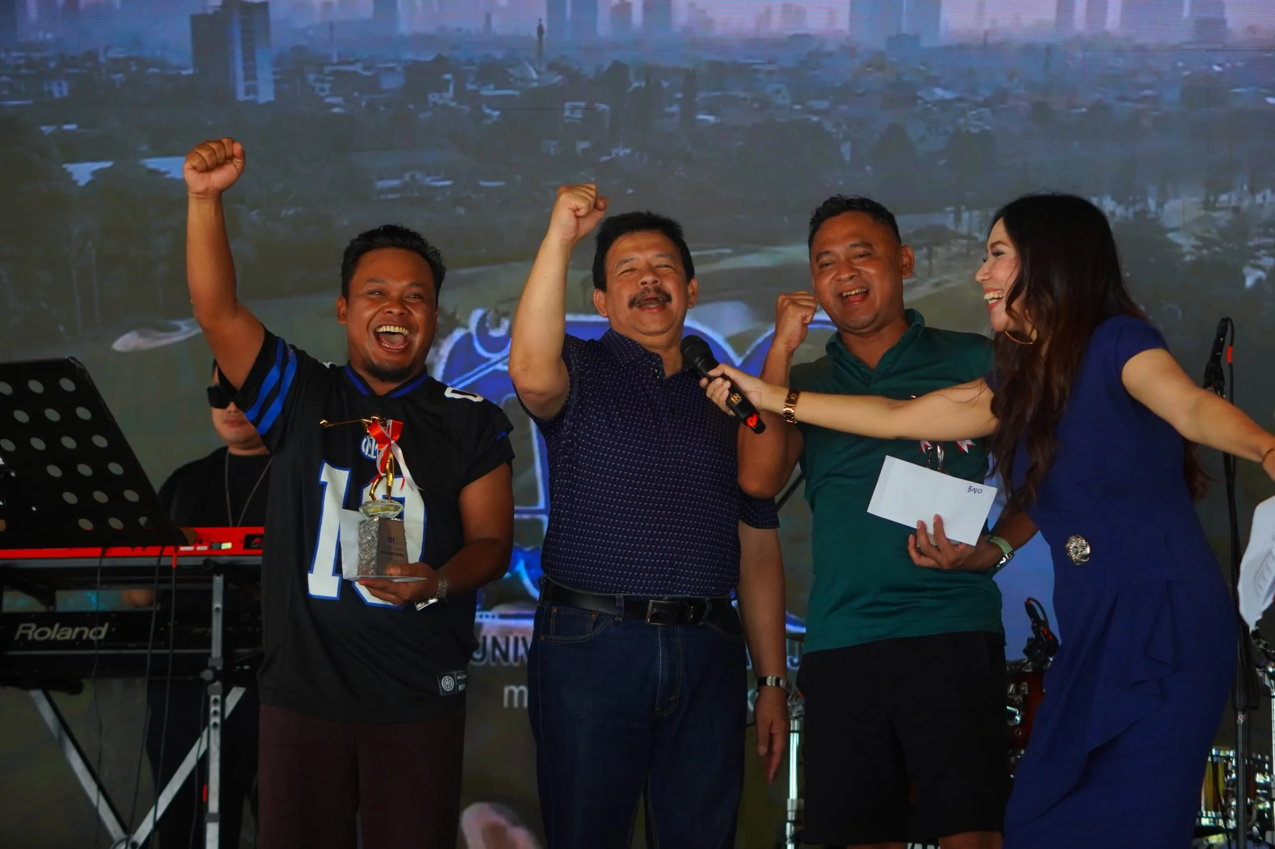 Wakil Rektor III Universitas Brawijaya, Dr. Setiawan Noerdajasakti, S.H., M.H (dua dari kiri) bersama pemenang dalam turnamen "16th ABG Charity Golf Tournament 2025 Piala Rektor Universitas Brawijaya, di Pondok Indah Golf Course, Jakarta, Minggu (5/10). (Foto: ABG)