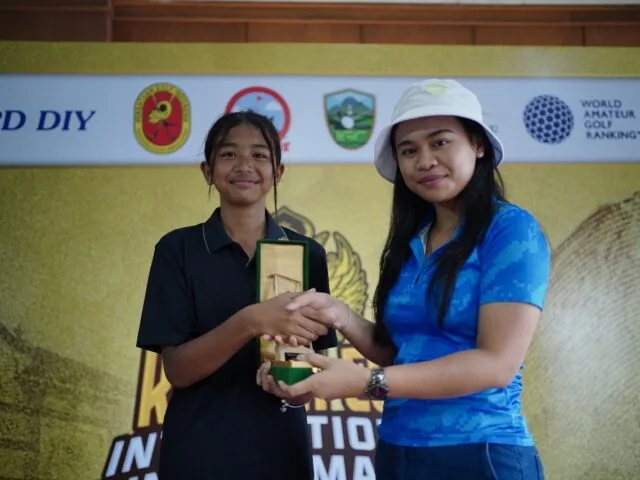 Queen Shine Gracella (kiri) saat menerima piala dalam Kraton Cup 2025. (Foto: Istimewa)