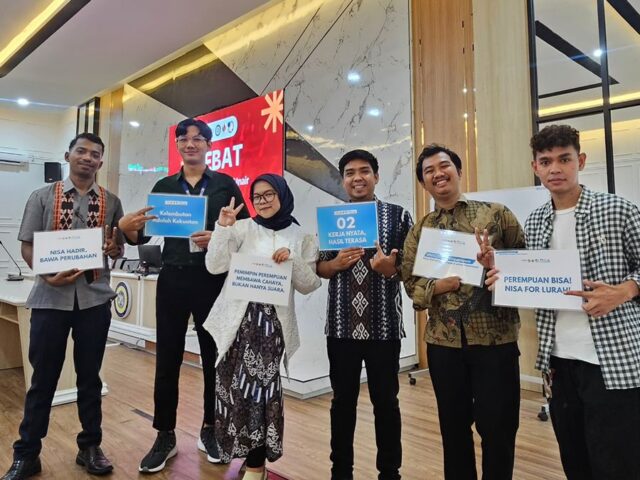 Nisa Afifah (tiga dari kiri) bersama tim suksesnya. (Foto: Dok FE Unair)