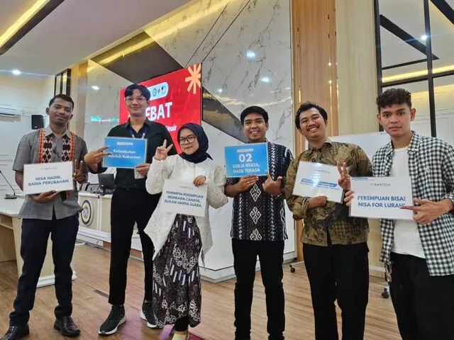 Nisa Afifah (tiga dari kiri) bersama tim suksesnya. (Foto: Dok FE Unair)