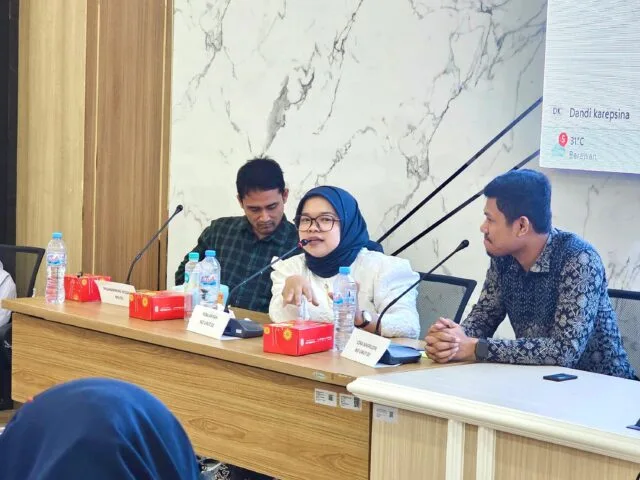 Calon urut No 2 Lurah Awardee LPDP Unair Nisa Afifah (dua dari dari kiri) dalam debat Lurah Awardee LPDP Unair, Selasa (28/10). (Foto: Dok FE Unair)