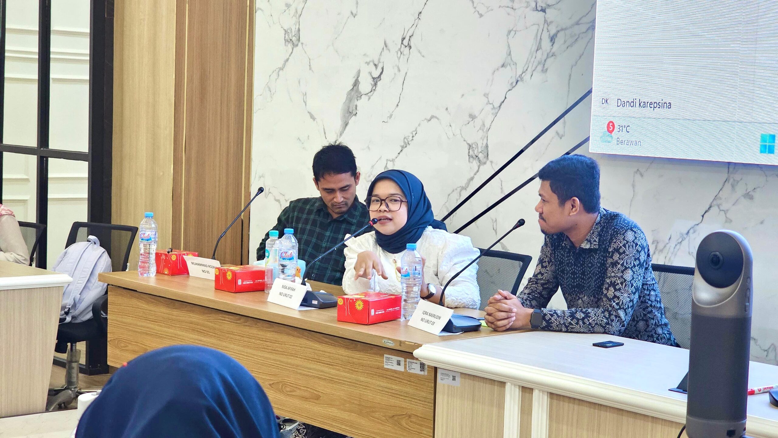 Calon urut No 2 Lurah Awardee LPDP Unair Nisa Afifah (dua dari dari kiri) dalam debat Lurah Awardee LPDP Unair, Selasa (28/10). (Foto: Dok FE Unair)