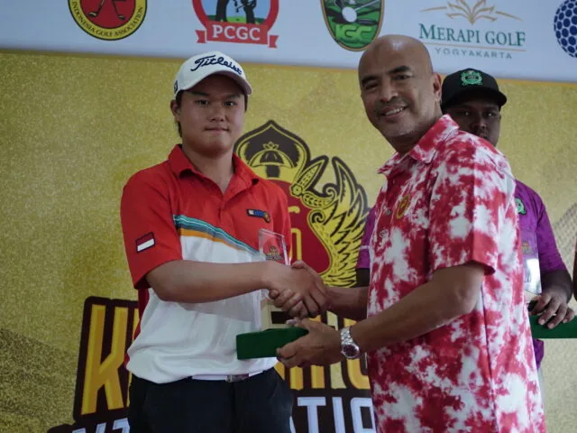Jonathan Manuel Wijanto (kiri) saat menerima piala dalam Kraton Cup 2025. (Foto: Istimewa)