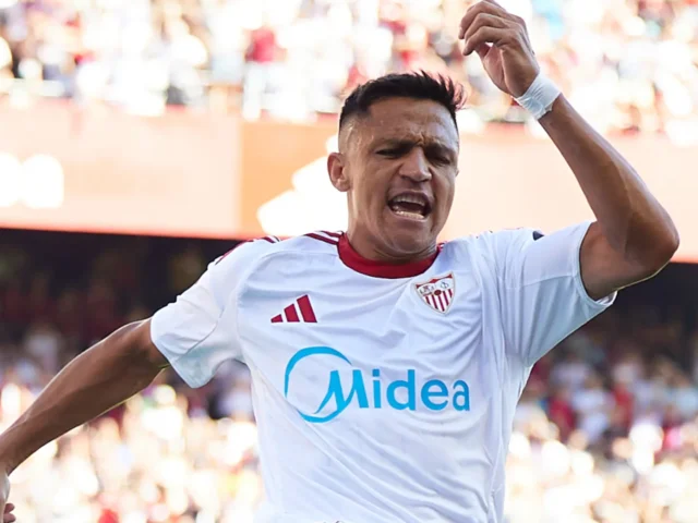 Selebrasi striker Sevilla FC Alexis Sanchez setelah menjebol gawang FC Barcelona dalam laga Liga Spanyol, Minggu malam WIB (5/10). (Foto: Supersport)