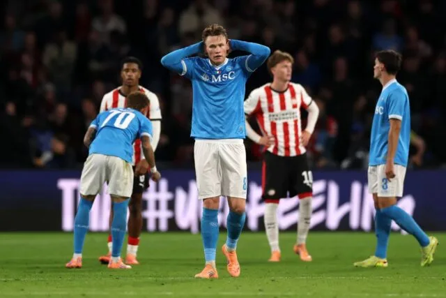 Ekspresi gelandang SSC Napoli Scott McTominay setelah klubnya dihancurkan PSV Eindhoven 2-6 dalam matchday ketiga fase League Liga Champions di Philips Stadion, Eindhoven, Rabu (22/10). (Foto: Football Italia)