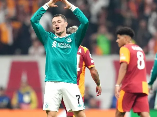 Ekspresi gelandang Liverpool FC Florian Wirtz saat gagal menyelamatkan klubnya dari kekalahan atas Galatasaray SK, Rabu dini hari WIB (1/10). (Foto: Sky Sports)