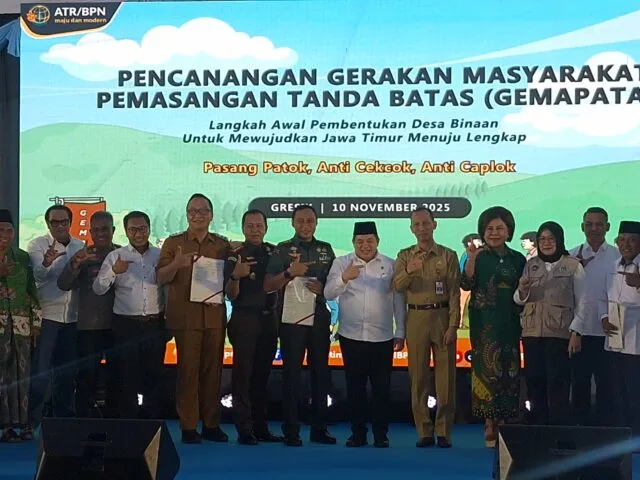 Ketua Kanwil BPN Jatim Asep Heri (tengah) dan pihak-pihak terkait dalam pencanangan Gerakan Masyarakat Pemasangan Tanda Batas (Gemapatas) 2025 di Kantor Desa Mojo Tengah, Menganti, Gresik, Senin (11/11). (Foto: Istimewa)