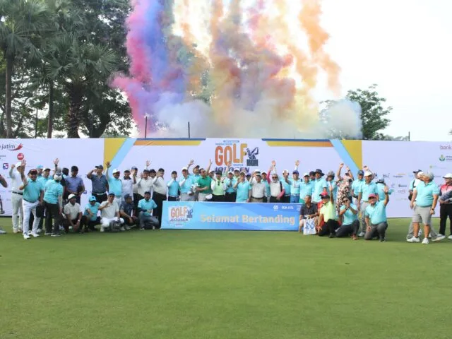Ratusan pegolf peserta turnamen MGM JOTOSEN 2025 dalam pembukaan di putting green Bukit Darmo Golf (BDG), Surabaya. (Foto: Istimewa)