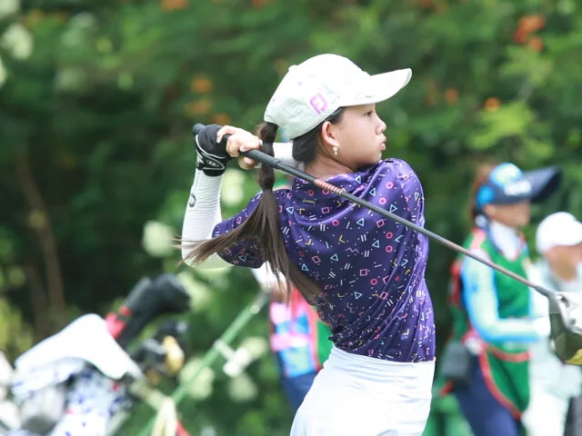 Pegolf junior Jatim Jennifer Quinn Effendi saat melakukan pukulan dalam turnamen golf Pondok Indah International Junior Golf Championship (PIIJGC) 2025 di Pondok Indah Golf Course, Jakarta, 16-18 Desember lalu. (Foto: Istimewa)