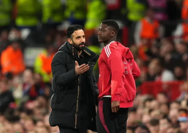 Gelandang Manchester United Kobbie Mainoo dan tactician Ruben Amorim. (Foto: The Sun)