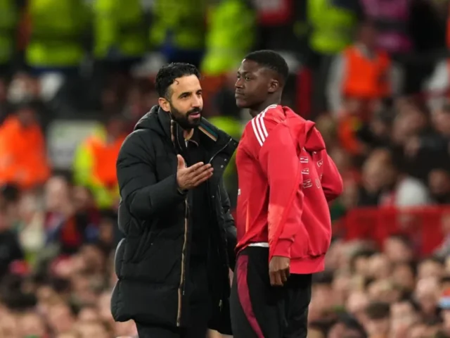 Gelandang Manchester United Kobbie Mainoo dan tactician Ruben Amorim. (Foto: The Sun)