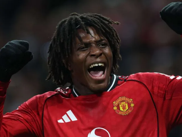 Selebrasi pemain sayap Manchester United Patrick Dorgu setelah menjebol gawang Newcastle United. (Foto: Goal)