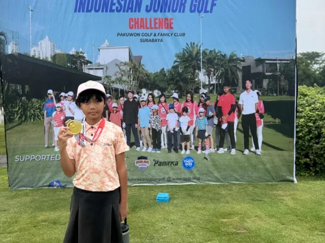 Pegolf cilik Reyna Delisa Mulku Zahari saat memenangi Indonesian Junior Golf (IJG) Challenge 45 di Pakuwon Golf & Family Club, Surabaya, Minggu (30/11). (Foto: Istimewa)