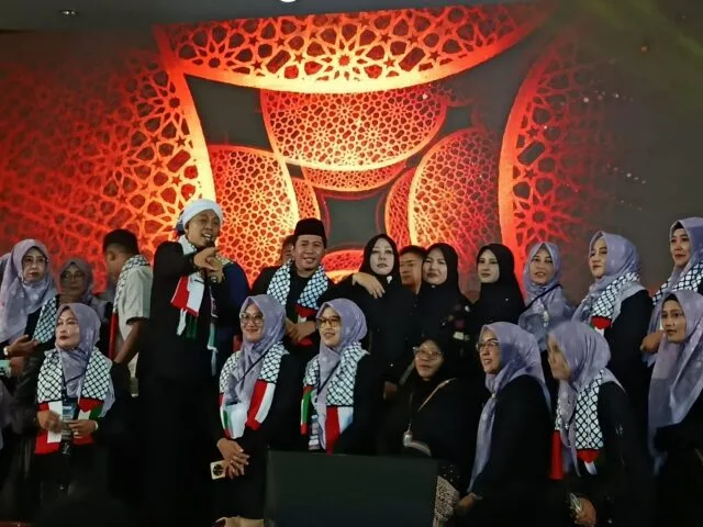 Penyanyi Opick yang mengajak penonton Konser Kemanusiaan untuk berdonasi untuk korban bencana di Aceh-Sumatera dan umat Islam di Palestina, (Foto: Istimewa)