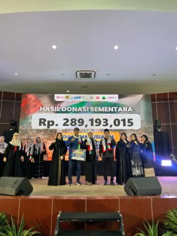 Donasi yang terkumpul dalam Konser Kemanusiaan di Gedung Serba Guna Agrowisata Puspa, Sidoarjo, Minggu (21/12). Donasi tersebut akan disumbangkan untuk korban bencana di Aceh-Sumatrera dan umat Islam di Palestina. (Foto: Istimewa)