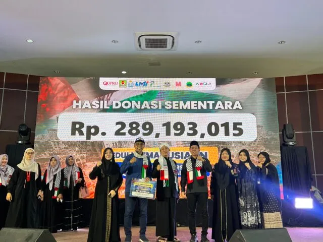 Donasi yang terkumpul dalam Konser Kemanusiaan di Gedung Serba Guna Agrowisata Puspa, Sidoarjo, Minggu (21/12). Donasi tersebut akan disumbangkan untuk korban bencana di Aceh-Sumatrera dan umat Islam di Palestina. (Foto: Istimewa)