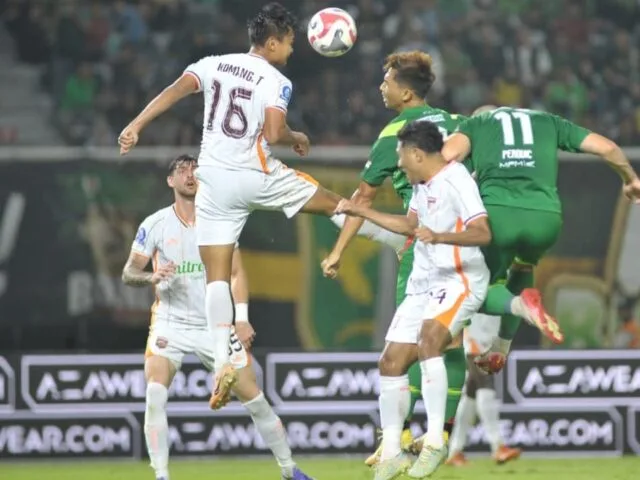 Pemain persebaya dan Borneo FC berebut bola di liga 1 pekan ke 14 di Stadion Gelora Bung Tomo Surabaya (foto: M Fasichullisan) 