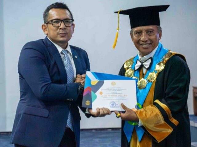 Raih Doktor “Cum Laude” Hanya dalam Lima Semester, Ali Kuncoro Cetak Rekor Akademik Istimewa