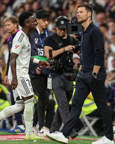 Entrenador Real Madrid Xabi Alonso (paling kanan) saat klubnya dipecundangi Manchester City 1-2 di Estadio Santiago Bernabeu, Madrid, Kamis dini hari WIB (11/12). (Foto: Reuters)