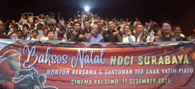 Komunitas Harley-Davidson Club Indonesia (HDCI) Surabaya berfoto bersama 140 anak panti asuhan di dalam bioskop Cinema XXI Ciputra World, Surabaya, 17 Desember lalu. (Foto: Istimewa)