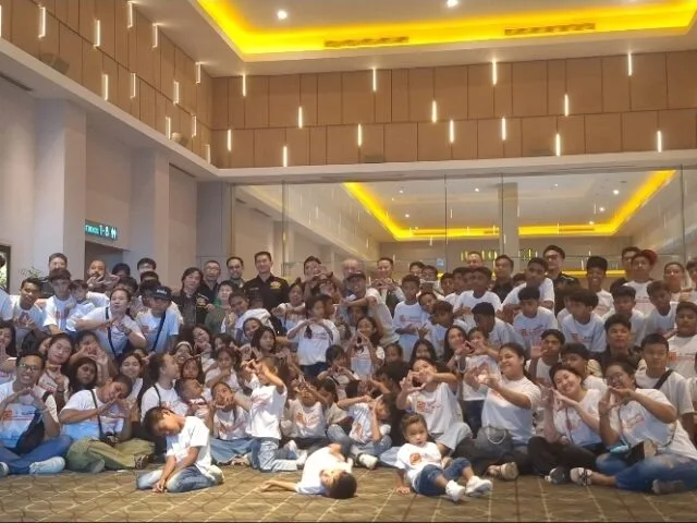 Komunitas Harley-Davidson Club Indonesia (HDCI) Surabaya berfoto bersama 140 anak panti asuhan di depan bioskop Cinema XXI Ciputra World, Surabaya, 17 Desember lalu. (Foto: Istimewa)