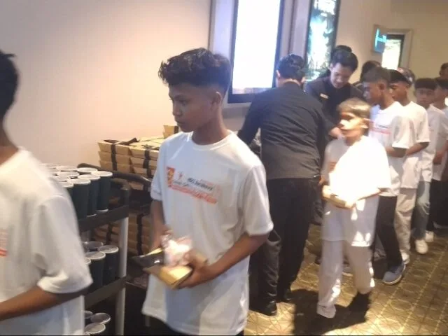 Anak-anak panti asuhan yang menerima makanan dan minuman sebelum masuk ke dalam bioskop. (Foto: Istimewa)