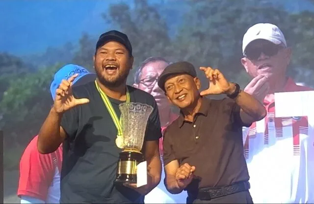 Abah Hariyanto (kanan) dan Rifki pemenang Best Gross Overall turnamen golf PGC Cup 1 di Taman Dayu Golf Course and Resort, Pasuruan. (Foto: Istimewa)