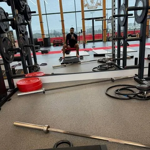Winger Liverpool FC Mohamed Salah berlatih sendirian di gym LFC. (Foto: Facebook)