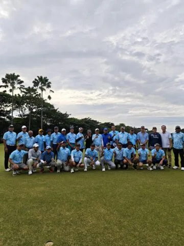 Pegolf peserta turnamen Meet n Greet Metro Golf Club 2026 berfoto bersama di green Golf Graha Famili, Surabaya, Kamis (15/1). (Foto: Istimewa)