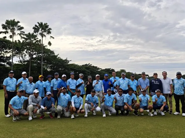 Pegolf peserta turnamen Meet n Greet Metro Golf Club 2026 berfoto bersama di green Golf Graha Famili, Surabaya, Kamis (15/1). (Foto: Istimewa)