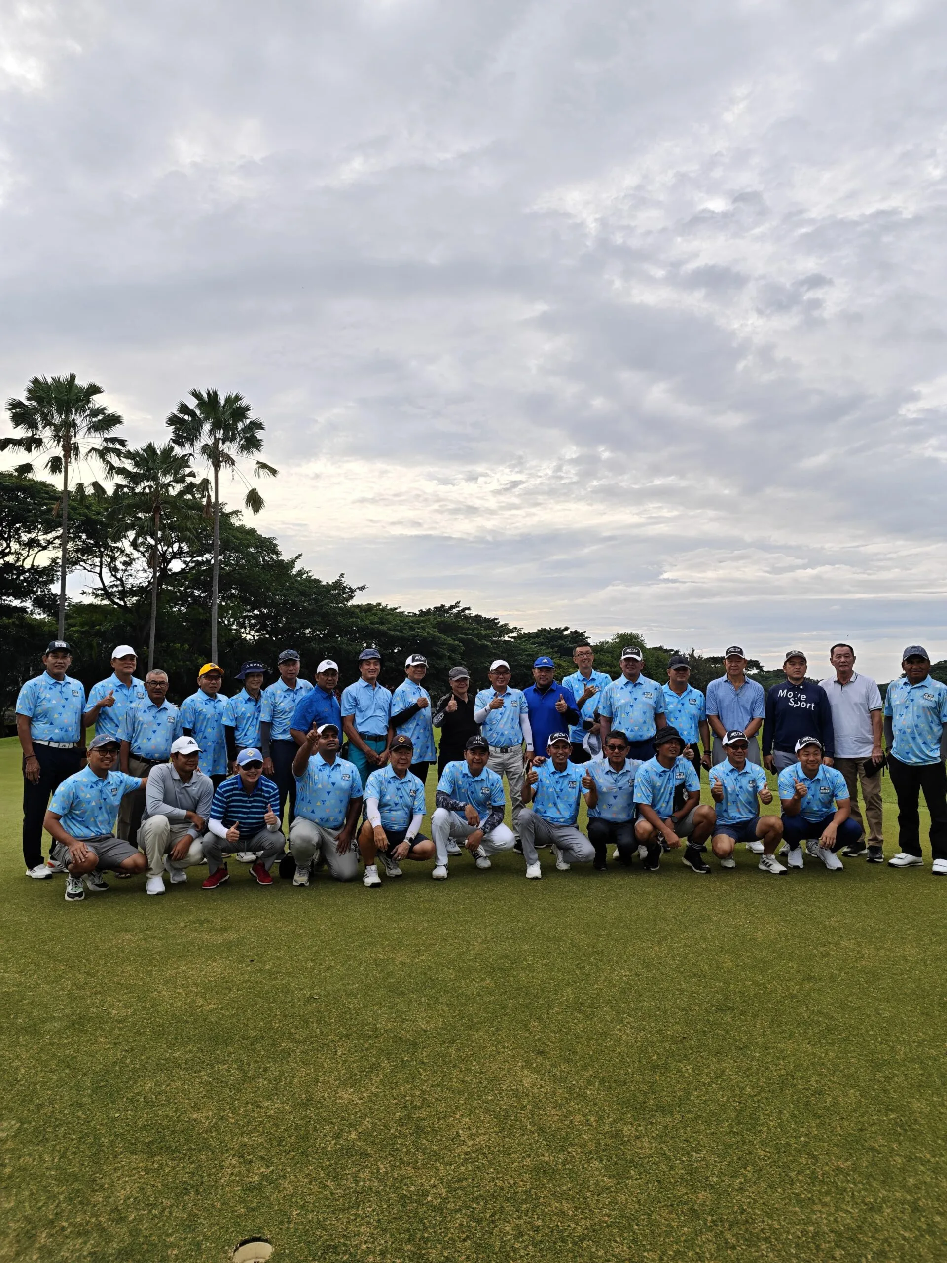 Pegolf peserta turnamen Meet n Greet Metro Golf Club 2026 berfoto bersama di green Golf Graha Famili, Surabaya, Kamis (15/1). (Foto: Istimewa)