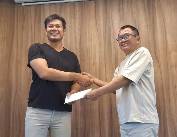 Ketua Metro Golf Club Surabaya Vincensius Jonan (kiri) dan Ariel Sharon, golfer pemenang turnamen Meet n Greet Metro Golf Club 2026. (Foto: Istimewa)