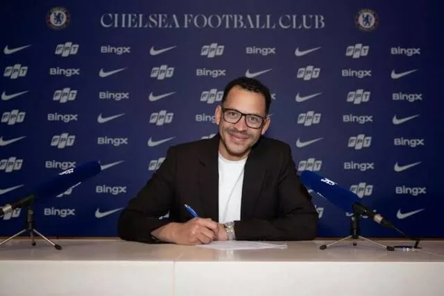 Liam Rosenior saat meneken kontrak sebagai pelatih Chelsea. (Foto: Chelsea)
