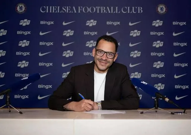 Liam Rosenior saat meneken kontrak sebagai pelatih Chelsea. (Foto: Chelsea)