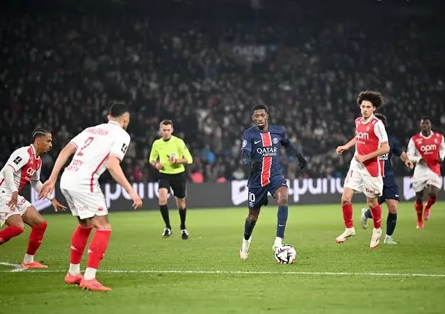 Striker Paris Saint-Germain (PSG) Ousmane Dembele saat melawan AS Monaco. (Foto: Ligue 1)