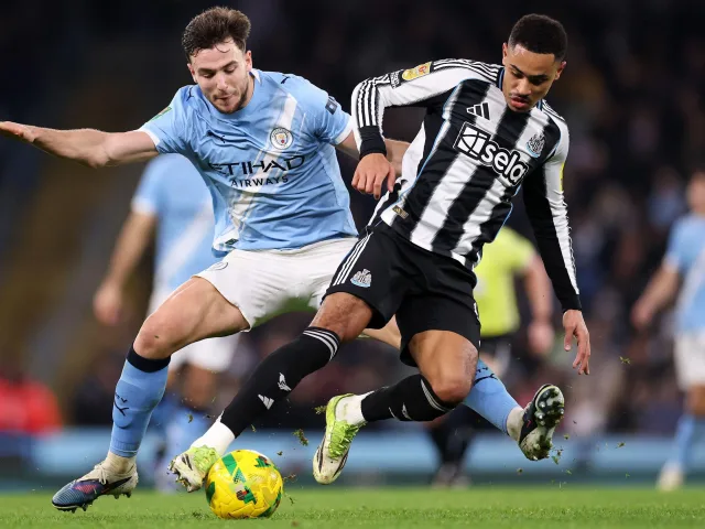 Gelandang Manchester City Nico Gonzalez yang menghadang pemain Newcastle United Jacob Ramsey dalam pertemuan sebelumnya di St James' Park, Newcastle Upon Tyne. (Foto: BBC Sport)