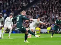 Momen saat striker Manchester City Erling Haaland menjebol gawang Real Madrid. (Foto: ESPN)