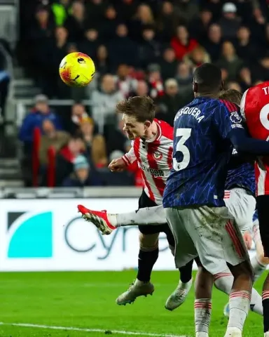 Pemain Brentford FC Keane Lewis-Potter mencetak gol ke gawang Arsenal dari skema set pieces. (Foto: Sky Sports)