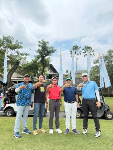 (Ki-Ka) Ogi Yogasyara (Area Manager Sby Kota), Wisnu Hendrawan (Branch Manager KCP Dharmahusada), Agus Imansyah (Sekretaris Metro Golf), Jajang Abdul Karim (Regional CEO Sby), dan Yurri Leonardi (Deputy Regional CEO) saat sebelum turun dalam turnamen "Gobar Swing with Love" di Taman Dayu Golf Club & Resort, Pasuruan. (Foto: Istimewa)