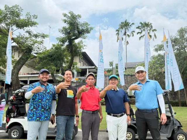 (Ki-Ka) Ogi Yogasyara (Area Manager Sby Kota), Wisnu Hendrawan (Branch Manager KCP Dharmahusada), Agus Imansyah (Sekretaris Metro Golf), Jajang Abdul Karim (Regional CEO Sby), dan Yurri Leonardi (Deputy Regional CEO) saat sebelum turun dalam turnamen "Gobar Swing with Love" di Taman Dayu Golf Club & Resort, Pasuruan. (Foto: Istimewa)