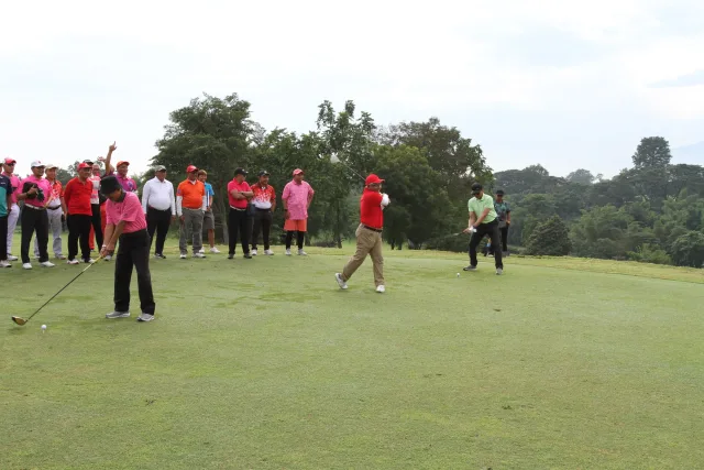 Pegolf dari PGA-ITS melakukan tee off tanda dimulainya Gobar Jotosen edisi perdana di Finna Golf & Country Club, Pandaan, 14 Februari lalu. (Foto: Istimewa)
