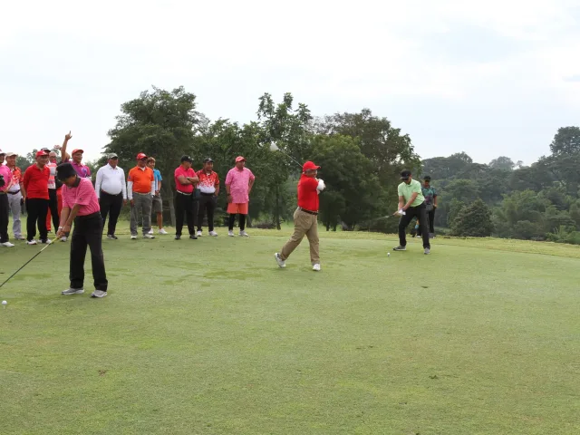 Pegolf dari PGA-ITS melakukan tee off tanda dimulainya Gobar Jotosen edisi perdana di Finna Golf & Country Club, Pandaan, 14 Februari lalu. (Foto: Istimewa)