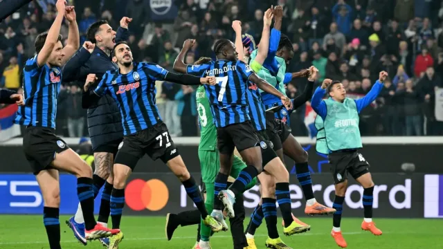 Pemain Atalanta BC yang merayakan suksesnya mengalahkan Borussia Dortmund 4-1 dalam second leg playoff knockout Liga Champions, Kamis dini hari WIB (26/2). (Foto: ESPN)
