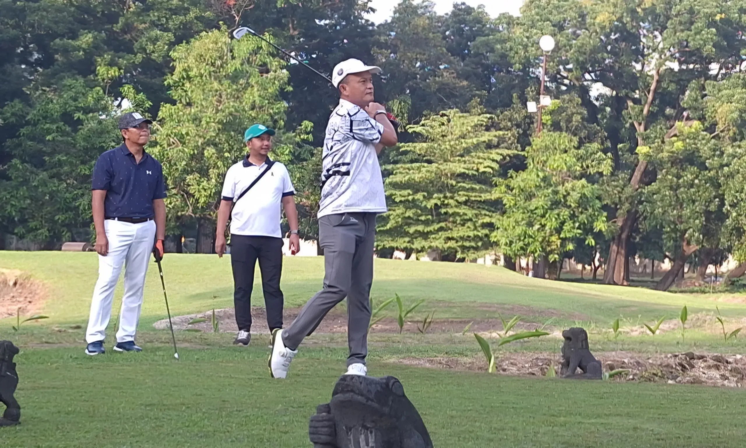 Ketua PGI Gresik Moch Choirul Rizal memukul bola dari tee box 1 Grha Petrokimia Gresik Golf Course, Gresik, 31 Januari lalu. (Foto: Istimewa)