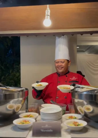 Chef yang menyiapkan buka puasa di Bukit Darmo Golf (BDG), Surabaya. (Foto: BDG)